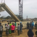 Girder konstruksi tol Paspro yang roboh sedang dilihat masyarakat sekitar, Minggu (29/10). Foto: SUPARDI/BANGSAONLINE