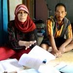 Sri didampingi suaminya mencerita kronologis dia menerima wahyu. foto: detikcom