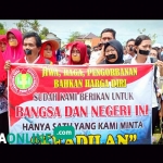Aksi para GTT saat demo "Tutup Mulut" di depan kantor Pemkab Blitar. foto: AKINA/ BANGSAONLINE