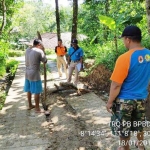 TRC BPBD Pacitan saat meninjau jalan berlubang.