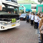 Wali Kota Probolinggo, Habib Hadi Zainal Abidin, saat melepas keberangkatan CJH.