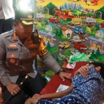 Kapolresta Sidoarjo, Kombes Pol Kusumo Wahyu Bintoro, saat mendatangi korban tragedi Kanjuruhan di Desa Kesambi, Kecamatan Porong.