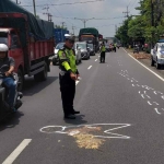 Petugas saat mengevakuasi korban kecelakaan di Jalan Raya Kletek, Sidoarjo.