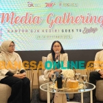 Kepala OJK Kediri (tengah) saat memberi paparan kepada awak media. Foto: MUJI HARJITA/BANGSAONLINE