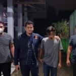 Tersangka PP (nomor 2 dari kanan) saat ditangkap petugas Satreskrim Polres Kediri. (foto: ist)