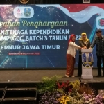 Gubernur Jatim Khofifah Indar Parawansa, Dirjen GTK Kemendikbud Prof. Dr. Nunuk Suryani, dan Kepala Dinas Pendidikan Jawa Timur Wahid Wahyudi saat menutup acara GCC Batch 3. Foto: DEVI FITRI AFRIYANTI/ BANGSAONLINE