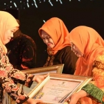 Gubernur Jawa Timur Khofifah Indar Parawansa membuka East Java Culture and Tourism Award 2019 di Hotel Harris Surabaya, Jumat (7/12) malam. Tampak Khofifah dalam salah satu sudut acara tersebut. foto: istimewa/ bangsaonline.com