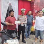 Anggota Polres Bangkalan saat menyerahkan motor ke korban dan penyidik Polsek Tambak Sari Surabaya