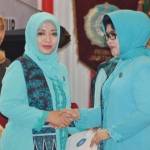 MENTOR: Ketua TP PKK Pemkab Gresik, Hj Maria Ulfa Sambari usai dikukuhkan ketua TP PKK Jatim, Nina Kirana Soekarwo. foto: syuhud/ BANGSAONLINE