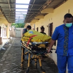 Petugas dari Rumkit Bhayangkara Porong saat mengevakuasi korban di Dusun Keling, Desa Jumputrejo, Sukodono, Selasa (25/6/2024).
