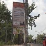 Salah satu reklame yang berdiri di trotoar Kota Gresik. foto: SYUHUD/ BANGSAONLINE