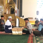 Samuel Sanur Liani saat bersyahadat di Masjid Al Akbar Surabaya, Jumat (15/12/2023). Foto: M Sulthon Neagara/bangsaonline