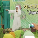Khofifah memberi sambutan dalam Halaqoh dan Sillaturrahim Muslimat NU di Gedung Zaitun Asrama Haji Sukolilo Surabaya. foto: ist