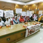 Warga Desa Blimbing dan Jombang menggelar aksi dan audiensi ruang Bung Tomo di Pemkab Jombang, terkait penolakan rencana eksplorasi PT Lapindo Brantas. foto: RONY S/ BANGSAONLINE
