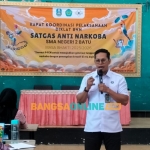 Pemateri dari BNN Kota Batu saat menyampaikan materi tentang aspek hukum penyalahgunaan narkoba. Foto: Agus Salimullah/BANGSAONLINE