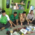 Wabup Sidoarjo H. Nur Achmad Saifuddin dengan didampingi Kapolsek Waru Kompol H. Fatoni, melakukan Takziyah ke rumah duka, Selasa (15/5/18).