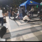 Orang-orang suruhan Sholeh saat membongkar poskonya di Taman Apsari Surabaya Senin (1/8/2025) malam. Foto: istimewa