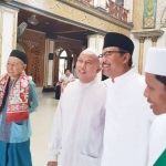 Gus Ipul selalu menyempatkan diri untuk bersalaman, menepuk pundak, rangkulan dan berujung pada dialog ringan. Untuk warga yang sudah sepuh, Gus Ipul juga selalu mencium tangan mereka.