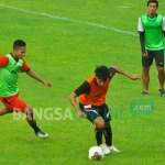 Pemain Persibo Bojonegoro saat menjalani latihan di Lapangan Also, Ledok Kulon, Kota Bojonegoro. foto: EKY NURHADI/ BANGSAONLINE