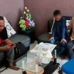 Korban kekerasan, VA (tengah) ketika berada di kantor KPR Tuban bersama kooridnator Kontras Surabaya dan didampingi penasihat KPR Tuban, Nunuk Fauziah. (foto: suwandi/BANGSAONLINE)