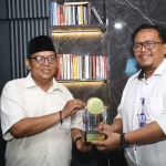 Ketua Umum FJN, Muhamad Didi Rosadi, saat menyerahkan penghargaan kepada Danu Ardhiarso. Foto: Ist