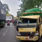 Truk yang dikemudikan Darius Kedu Talo, usai menabrak penjual bakso dan tiang PJU di Margomulyo Surabaya. 