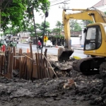 Pengerjaan proyek box culvert di depan kantor DPD II Golkar. foto: SYUHUD/ BANGSAONLINE