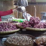 Salah satu pedagang bawang merah di Pasar Baru, Kota Probolinggo.