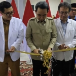 Bupati Jember ketika meresmikan Klinik Khusus CPMI di RSD Balung.
