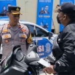 Kabag Ops Polres Kediri Kota, Kompol Muklason, saat ditantang OTK atau orang tak dikenal ketika memimpin pengamanan kedatangan Wakil Ketua Komisi III DPR RI, Ahmad Sahroni.