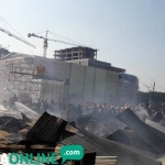 Puing-puing bangunan warung dan mess pekerja Gress Mall usai terbakar. foto: SYUHUD/ BANGSAONLINE