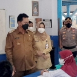 Wali Kota Madiun Maidi saat meninjau uji coba PTM untuk SD, didampingi Kadispendik Lismawati.