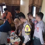 Polisi mengevakuasi bayi yang terbuang di plastik merah di Dusun Marengan, Desa Pabian, Sumenep. Foto: Dok. Polres Sumenep