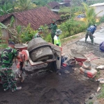 Pekerjaan rabat jalan sepanjang 400 meter di Dusun Jamur Dipo Desa Dompyong Kecamatan Bendungan yang hampir rampung.