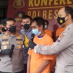 Tersangka saat dimintai keterangan oleh Kapolres Mojokerto AKBP Dony Alexander (kiri).