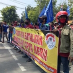 Ratusan buruh saat unjuk rasa di depan Kantor Disnaker dan Pemkab Jombang. foto: AAN AMRULLOH/ BANGSAONLINE