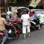 Karyawan BPJS Ketenagakerjaan KCP Ponorogo saat bagi-bagi takjil gratis.