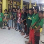 Belasan anak punk saat digelandang ke kantor Satpol PP Lamongan.