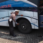 Petugas saat memeriksa kelayakan salah satu bus AKAP.