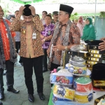 Kajati Jatim, didampingi Kajari, Wabup, dan pejabat Forkopimda saat meninjau bazar sembako di Kejari Gresik. foto: SYUHUD/ BANGSAONLINE