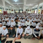 Para santri Pondok Pesantren Amanatul Ummah saat melaksanakan shalat ghaib dan tahlil untuk korban reruntuhan gedung Al Khoziny Buduran Sidoarjo, di Masjid Raya KH Abdul Chalim Pondok Pesantren Amanatul Ummah Pacet Mojokerto, Jumat (3/10/2025). Foto: bangsaonline