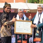 Plt Kepala Kanwil Kemenkumham Jatim, Saefur Rochim, saat menyerahkan sertifikat ke Bupati Pasuruan, Irsyad Yusuf.