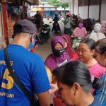 Hj. Sri Wahyuni, Komisi V DPR RI bersama relawan saat membagikan masker gratis di sejumlah pasar tradisional.