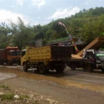Kerusakan jalan Nasional di desa Ngetal, tepatnya di depan Perum Asabri, Trenggalek. foto: HERMAN/ BANGSAONLINE