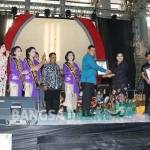 Wali Kota Kediri Abdullah Abu Bakar saat menerima penghargaan dari MURI. foto: arif kurniawan/ BANGSAONLINE