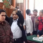 Dimas Kanjeng Disumpah sebelum bersaksi di Pengadilan Negeri Surabaya, Rabu (15/3/2017). (KOMPAS.com/Achmad Faizal)