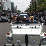 Wali Kota Madiun Maidi (pegang kemudi) bersama peserta klub VW saat konvoi keliling Kota Madiun. foto: HENDRO SUHARTONO/ BANGSAONLINE