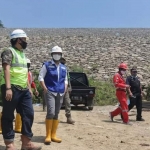 Bupati Arifin (rompi biru) saat meninjau proyek Bendungan Tugu. (foto: HERMAN/ BANGSAONLINE)