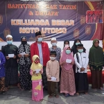 Sekretaris DPC PDIP Gresik  Noto Utomo bersama anak yatim dan dhuafa di Dusun Pereng Kulon Desa Melirang Kecamatan Bungah usai menyerahkan santunan. foto: SYUHUD/ BANGSAONLINE