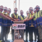 Bupati Fandi Akhmad Yani (lima dari kiri) ikut menekan tombol tanda dimulainya groundbreaking proyek Nitrate Complex PT Bara Blasting Perkasa. foto: ist.